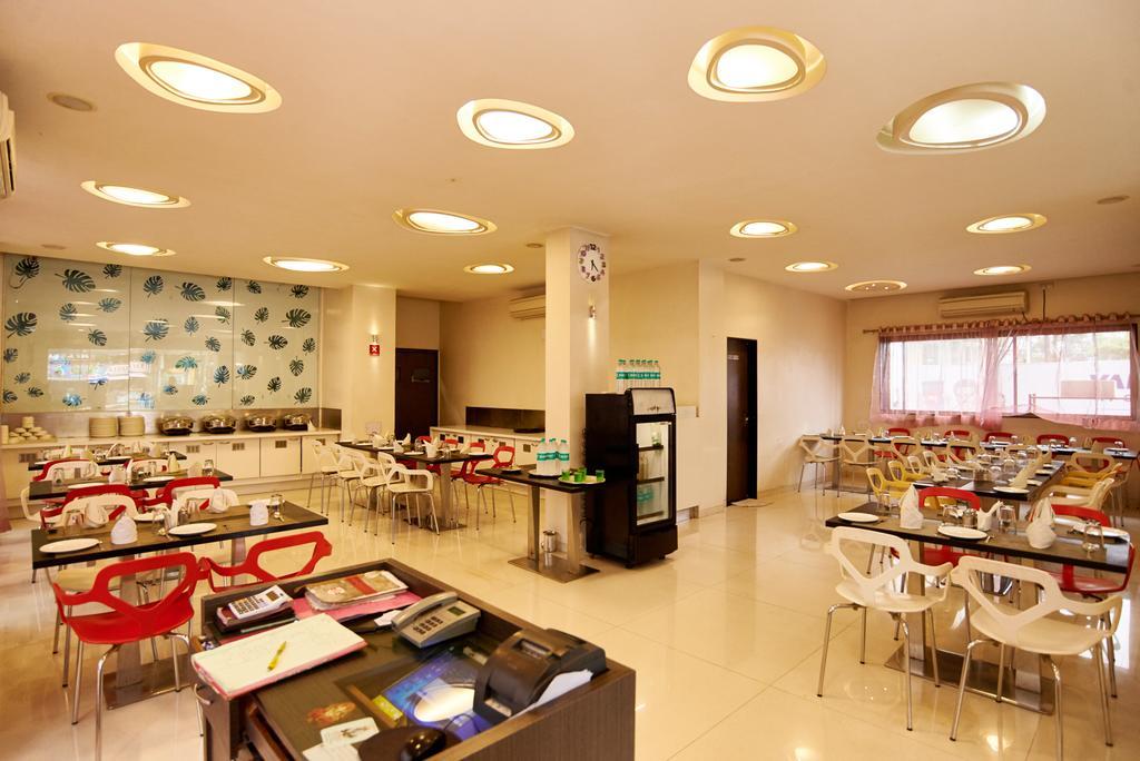 Hotel Sai Mahal Shirdi Esterno foto