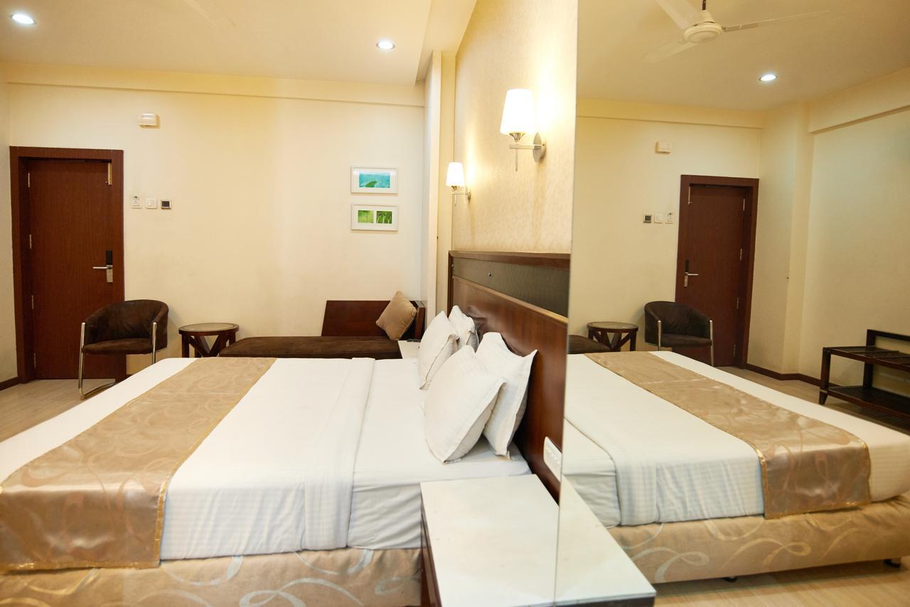 Hotel Sai Mahal Shirdi Esterno foto